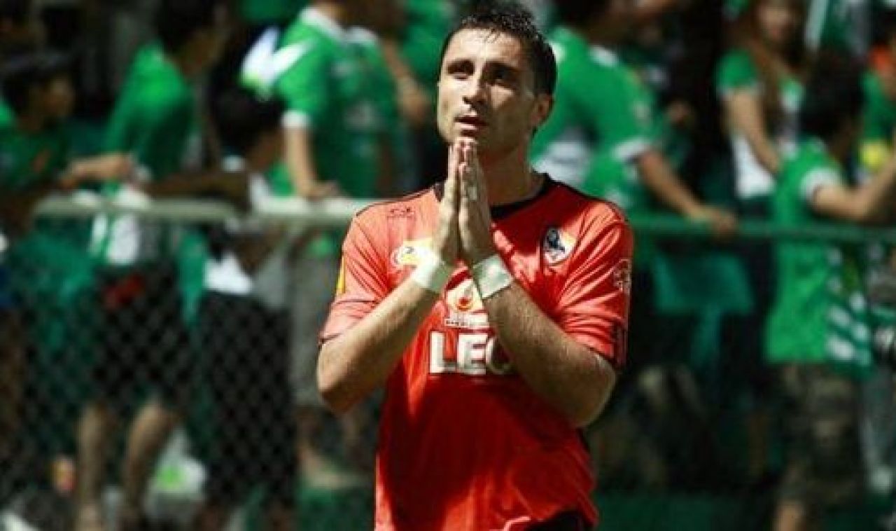 A fost la un pas de MOARTE intr-un derby IN FLACARI! Povestea FABULOASA a romanului care e IDOL pentru MII de suporteri in Asia:_4