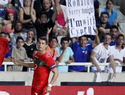 Cipriotii i-au strigat "Messi, Messi, Messi" lui CR7, portughezul a cedat si le-a raspuns cu un gest pentru care a luat "galben":