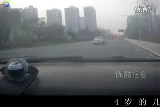 INCONSTIENTA RARA! O fetita de 4 ani conduce singura masina pe autostrada! Tatal ei e mandru de tot!