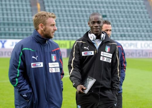 FOTO Balotelli a comis-o si la nationala Italiei! L-a scos din minti pe Prandelli cu un IPad pe banca de rezerve!_2