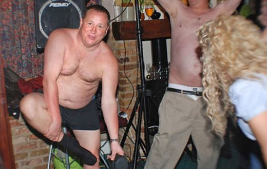 Cand Gigi e pe Maybach iar Borcea la Miami... un alt patron face striptease beat si se lasa batut cu cureaua! Imaginea care a scandalizat Europa