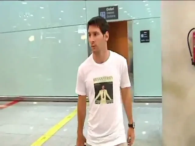 Lectie pentru Generatia de Fite! L-au luat de gat si i-au bagat 1000 de aparate foto in ochi! Messi nu stie ce e aroganta: