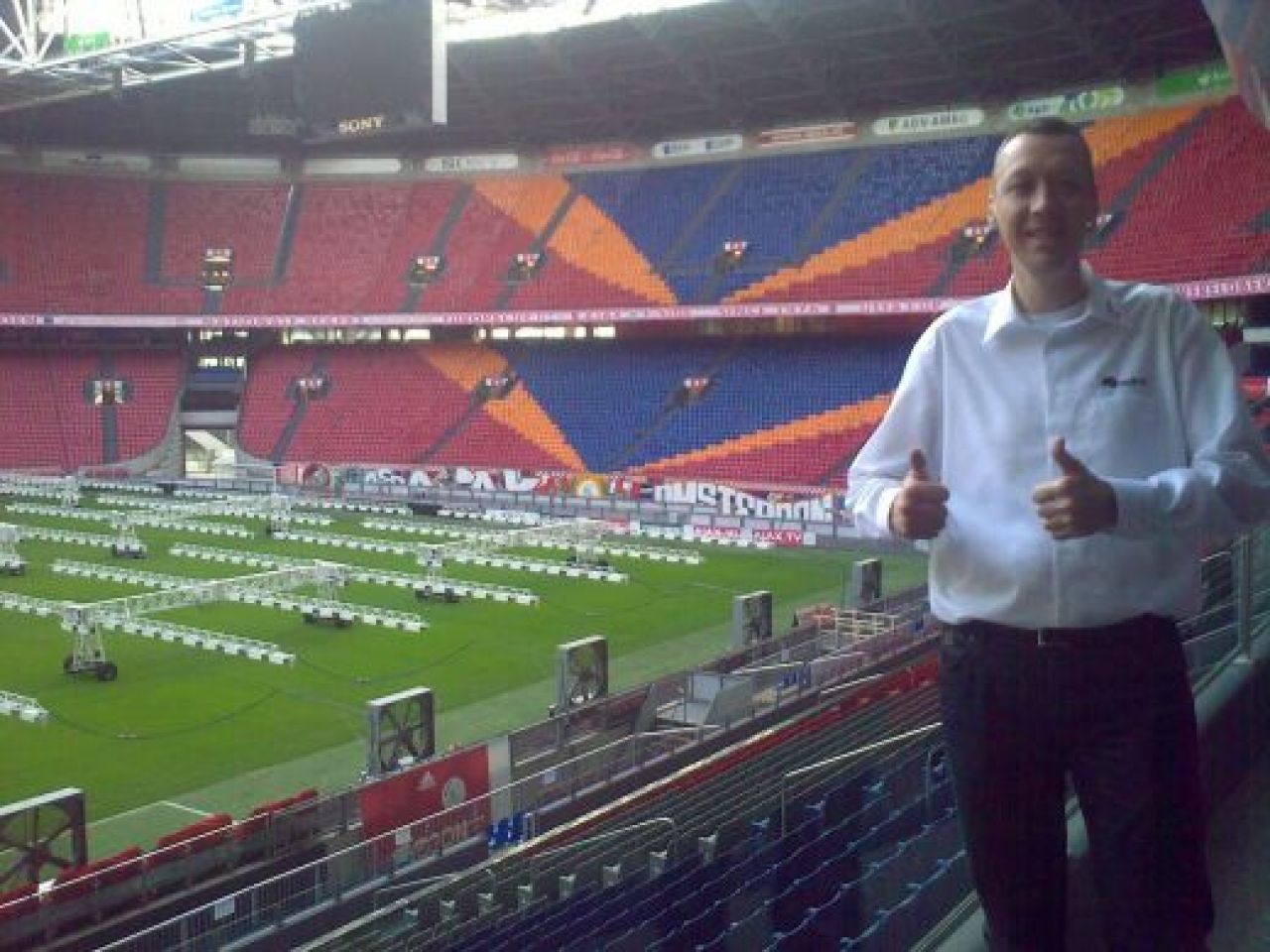 FOTO si VIDEO: Romania invata de la Barca si Ajax ca 45.000 de fani sa nu fiarba iar! Cum transforma 300.000 euro gazonul de pe National Arena_5
