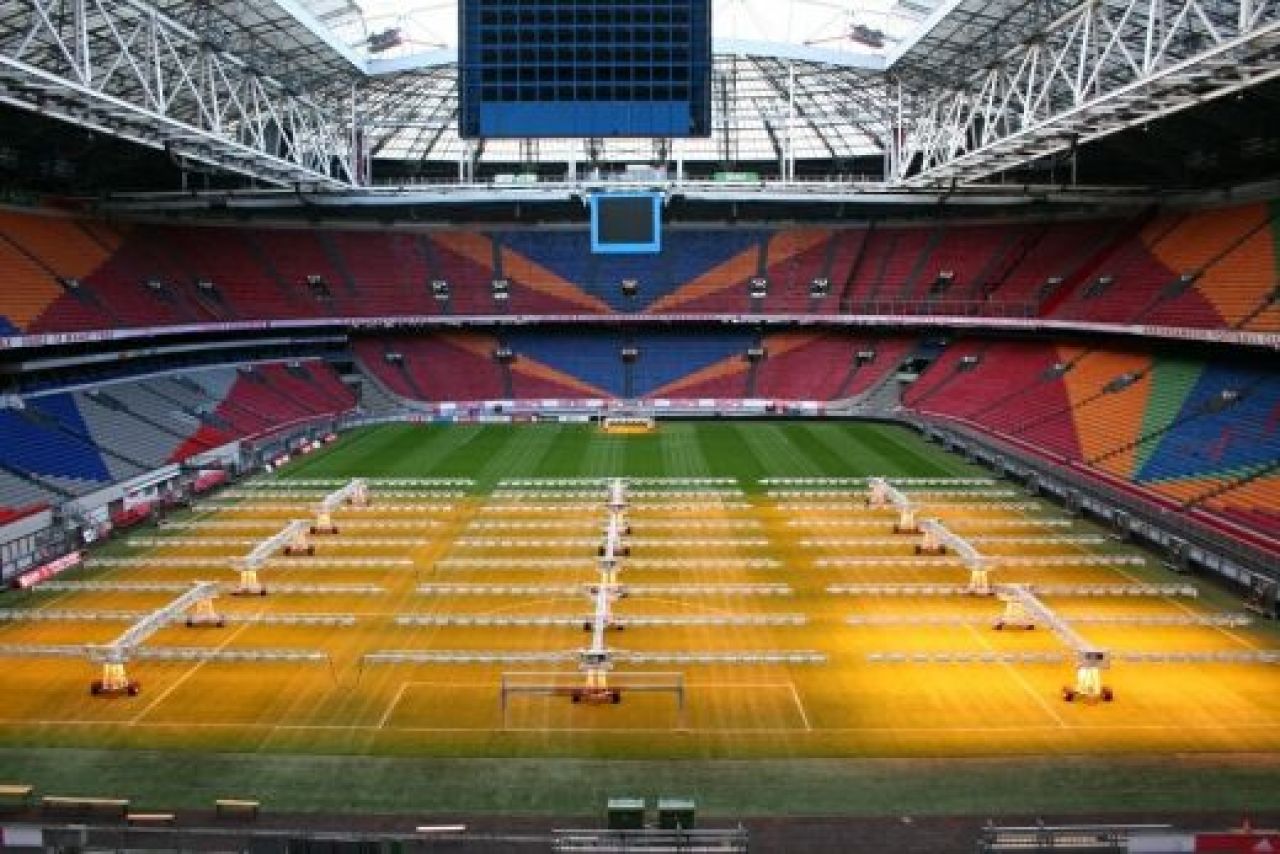 FOTO si VIDEO: Romania invata de la Barca si Ajax ca 45.000 de fani sa nu fiarba iar! Cum transforma 300.000 euro gazonul de pe National Arena_6