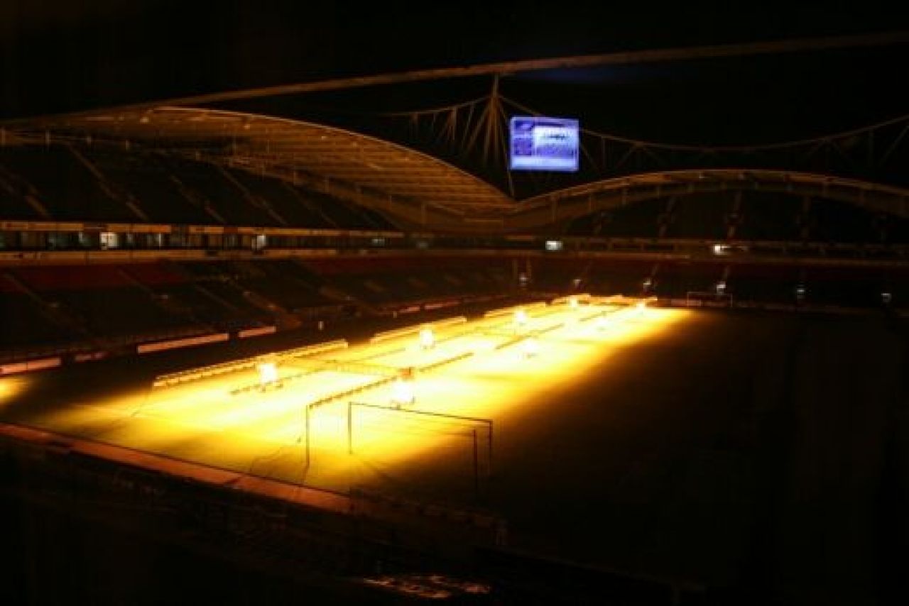 FOTO si VIDEO: Romania invata de la Barca si Ajax ca 45.000 de fani sa nu fiarba iar! Cum transforma 300.000 euro gazonul de pe National Arena_7