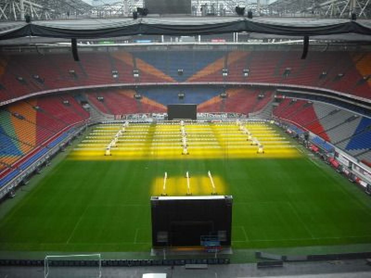 FOTO si VIDEO: Romania invata de la Barca si Ajax ca 45.000 de fani sa nu fiarba iar! Cum transforma 300.000 euro gazonul de pe National Arena_8