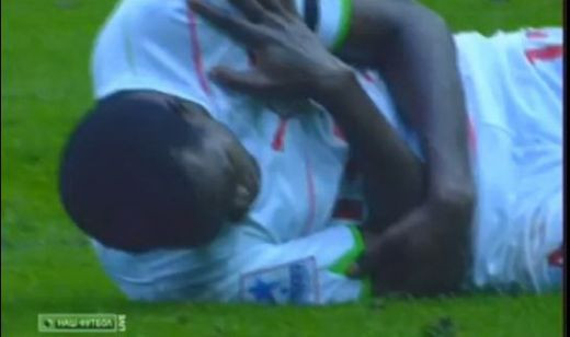 VIDEO Simulare nebuna! A plans ca un copil ca s-l impresioneze pe arbitru dupa o lovitura inexistenta!