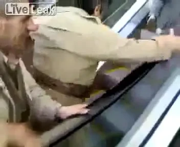 FABULOS! Cum au reactionat irakienii cand au vazut pentru prima oara scara rulanta!