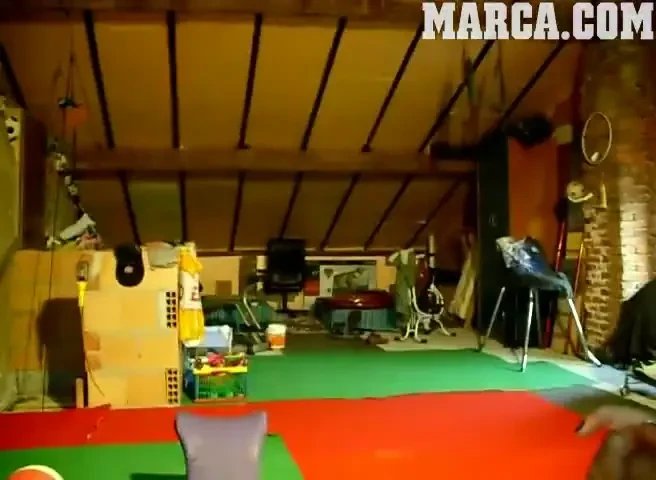 VIDEO GENIAL! Fata asta ar jongla si cu MESSI daca l-ar prinde! Ce stie sa faca cu 5 mingi in acelasi timp