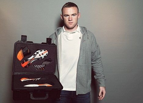 SUPER VIDEO: Rooney a recreat cel mai tare gol din sezonul trecut de Premier League pentru o reclama la noile sale ghete! Vezi 2 clipuri BESTIALE