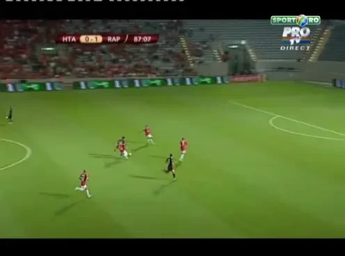 SCENE SOCANTE la Hapoel - Rapid! Surdu a luat-o razna pe teren: s-a facut KO cu un adversar dupa ce s-au batut in crampoane