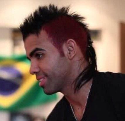 POZA ZILEI: Un brazilian, cu freza de sef de trib indian! Il recunosti?