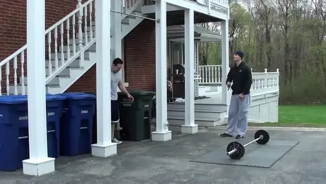 Culturistul DOMESTIC! Ce pateste cand ii e lene sa mearga la sala si face tractiuni pe unde apuca: