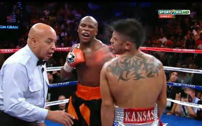 Victorie controversata pentru marele campion! Mayweather i-a dat PERVERSA dupa ce a primit un cap in gura! SUPER VIDEO_4