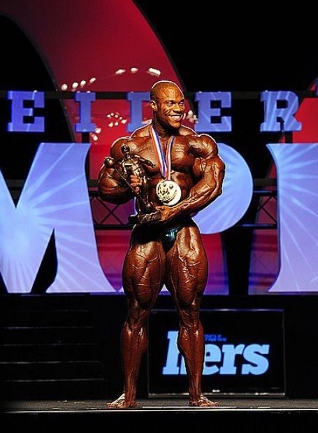 Cel mai MUSCULOS om de pe pamant: Mr. Olympia 2011 are coapsele de doua ori cat Schwarzenegger! FOTO_4