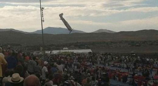 Imagini INFIORATOARE: Un show aviatic s-a transformat intr-un MACEL! Avionul s-a prabusit peste spectatori: VIDEO