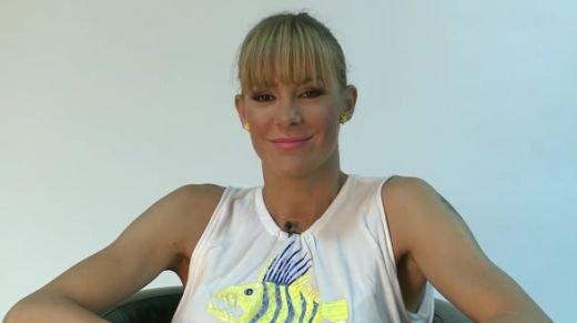 Astea-s cele mai tari sporturi din copilarie: leapsa pe cocotate si sotronul! Cum se distra Roxana :) VIDEO