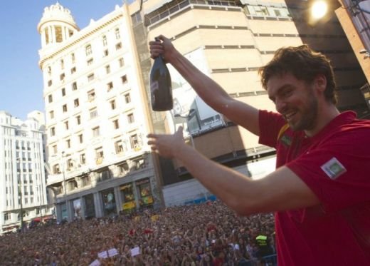 VIDEO Spaniolii au uitat de criza si au iesit pe strazi sa petreaca! Spania, din nou regina Europei!