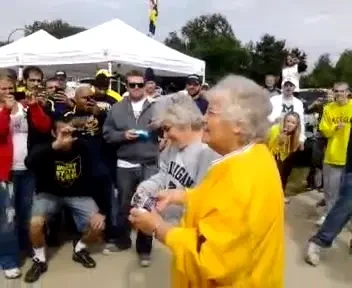 VIDEO FABULOS! Bunicutele PERVERSE: La 70 de ani sorb BEREA ca in tinerete :))