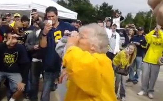 VIDEO FABULOS! Bunicutele PERVERSE: La 70 de ani sug BEREA ca in tinerete :))