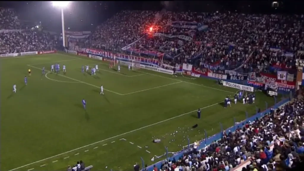 VIDEO: El e cel mai sensibil arbitru din lume: a fost facut KO cu hartia igienica si dus cu TARGA la vestiar!