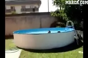 VIDEO: Alexis Sanchez s-a RUPT din nou... in figuri la piscina! Da goluri din foarfeca si danseaza pe Backstreet Boys cu un coleg de-al lui Torje