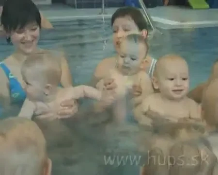 Un club de inot cum n-ai crezut sa vezi vreodata: bebelusii invatata sa inoate pe sub apa! Cel mai batran are un an! VIDEO INCREDIBIL: &nbsp;