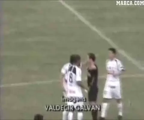 Un arbitru care merita premiul Oscar! Cum reactioneaza cand se simte in pericol: