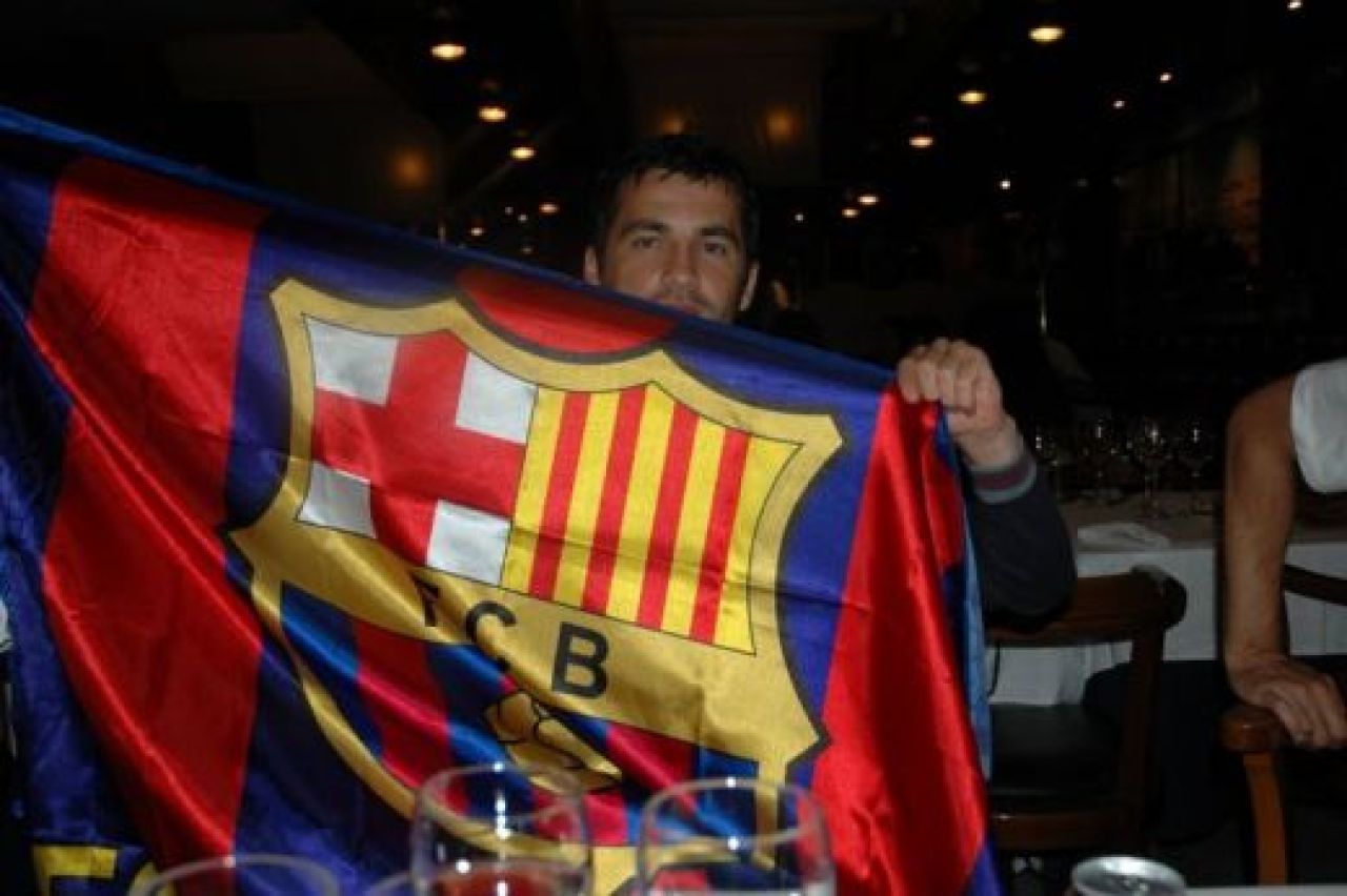 In iunie isi facea poze cu el, acum stau amandoi la pat pentru urmatoarele 6 luni! Coincidenta extraterestra pentru Bacila si Afellay:_1