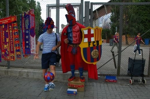 In iunie isi facea poze cu el, acum stau amandoi la pat pentru urmatoarele 6 luni! Coincidenta extraterestra pentru Bacila si Afellay:_2