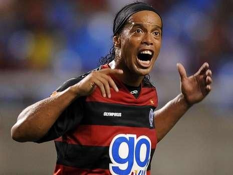 SUPER VIDEO El l-a invatat fotbal pe Messi! Nimeni nu-i poate lua mingea lui Ronaldinho: