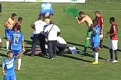 Razi si plangi in acelasi timp! Este facut KO in aer, adversarii isi dau jos tricoul si ii fac vant iar brancardierii il scapa IN CAP! VIDEO