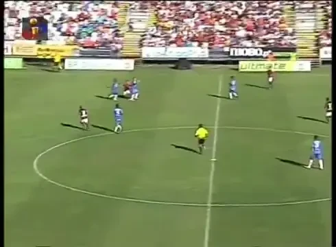 Razi si plangi in acelasi timp! Este facut KO in aer, adversarii isi dau jos tricoul si ii fac vant iar brancardierii il scapa IN CAP! VIDEO