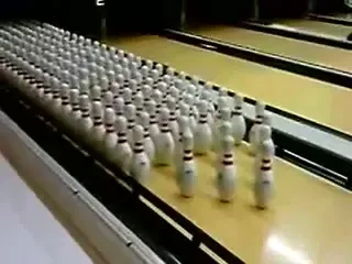 VIDEO DEMENTIAL! Cea mai tare lovitura din istoria bowlingului! Cum sa dobori 100 de popice dintr-o bila