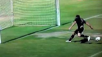 VIDEO FABULOS! Mai PROST de atat nu poti sa fii! Singur cu poarta goala calca pe minge! Vezi ratarea lui Ivan cel GROAZNIC!