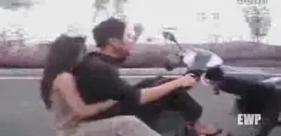 Cum isi impresioneaza 'smecherii' femeile cand merg pe SCUTER! Ai tupeu sa faci asa ceva?