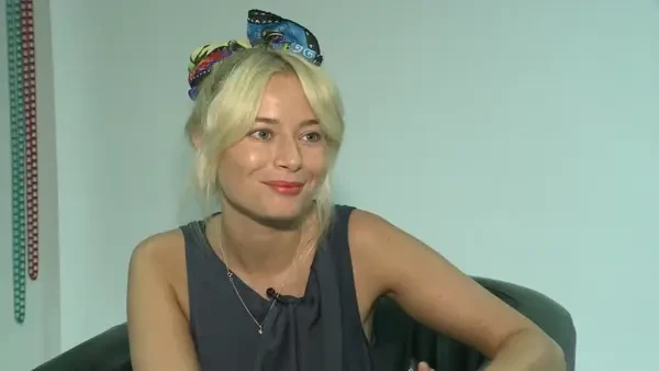 Biscuiti cu mere, teatru radiofonic si jocurile olimpice! Cum se distra Laura Cosoi in copilarie!