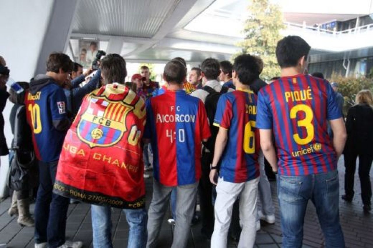 Barcelona a ajuns in a 40-a tara din istorie! Fanii din Belarus i-au primit pe extraterestri cu injuraturi la adresa lui Mourinho:_2
