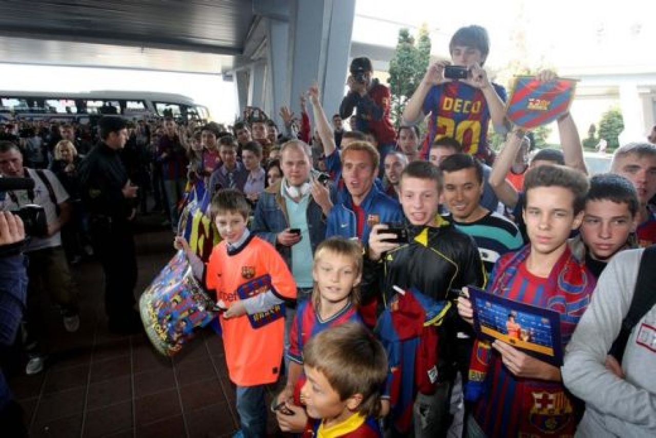 Barcelona a ajuns in a 40-a tara din istorie! Fanii din Belarus i-au primit pe extraterestri cu injuraturi la adresa lui Mourinho:_3