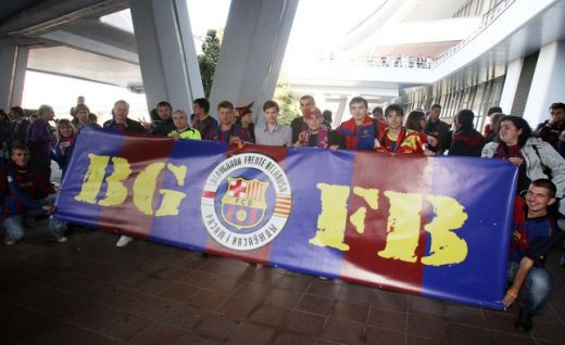 Barcelona a ajuns in a 40-a tara din istorie! Fanii din Belarus i-au primit pe extraterestri cu injuraturi la adresa lui Mourinho:_4