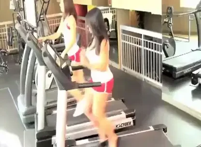 O blonda isi forteaza norocul: s-a incalcat cu tocuri si a incercat sa alerge pe banda! VEZI ce a patit :)