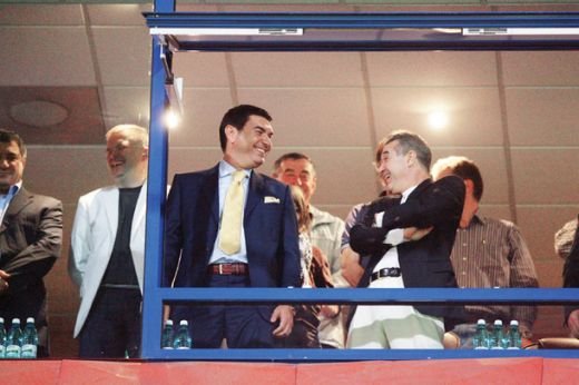 Ce-a cautat Borcea sa-i dea sampanii lui Avram? Becali se cearta cu finul La destepti nu gasesti stenograme, doar la prosti sunt de-astea!