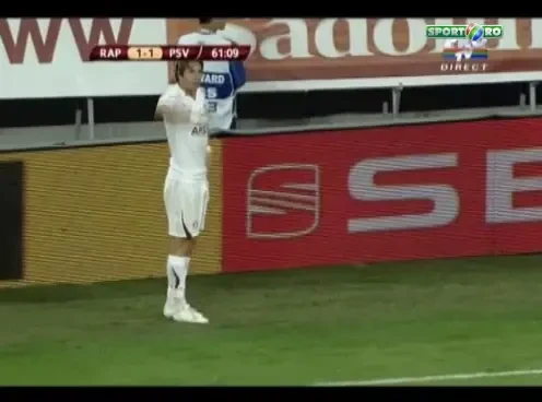 COSMARUL cu Franta, repetat la meciul cu PSV! Cum i-a stricat noul gazon de pe National Arena o faza lui Deac! VIDEO!