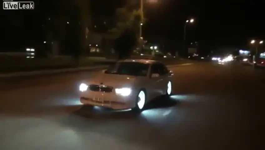 VIDEO: Cel mai tare tunning la un BMW! Cum sa-ti transformi masina in nava spatiala: