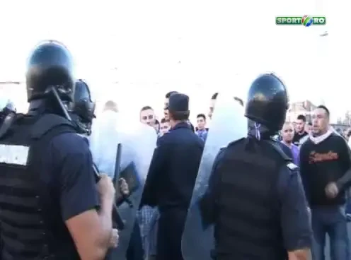 VIDEO: Derby ISTORIC, violente de TRADITIE! Galeria Timisoarei a facut HAOS in Arad! Jandarmii i-au linistit rapid pe ultrasi!