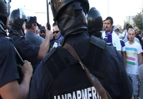 VIDEO: Derby ISTORIC, violente de TRADITIE! Galeria Timisoarei a facut HAOS in Arad! Jandarmii au intervenit in forta!