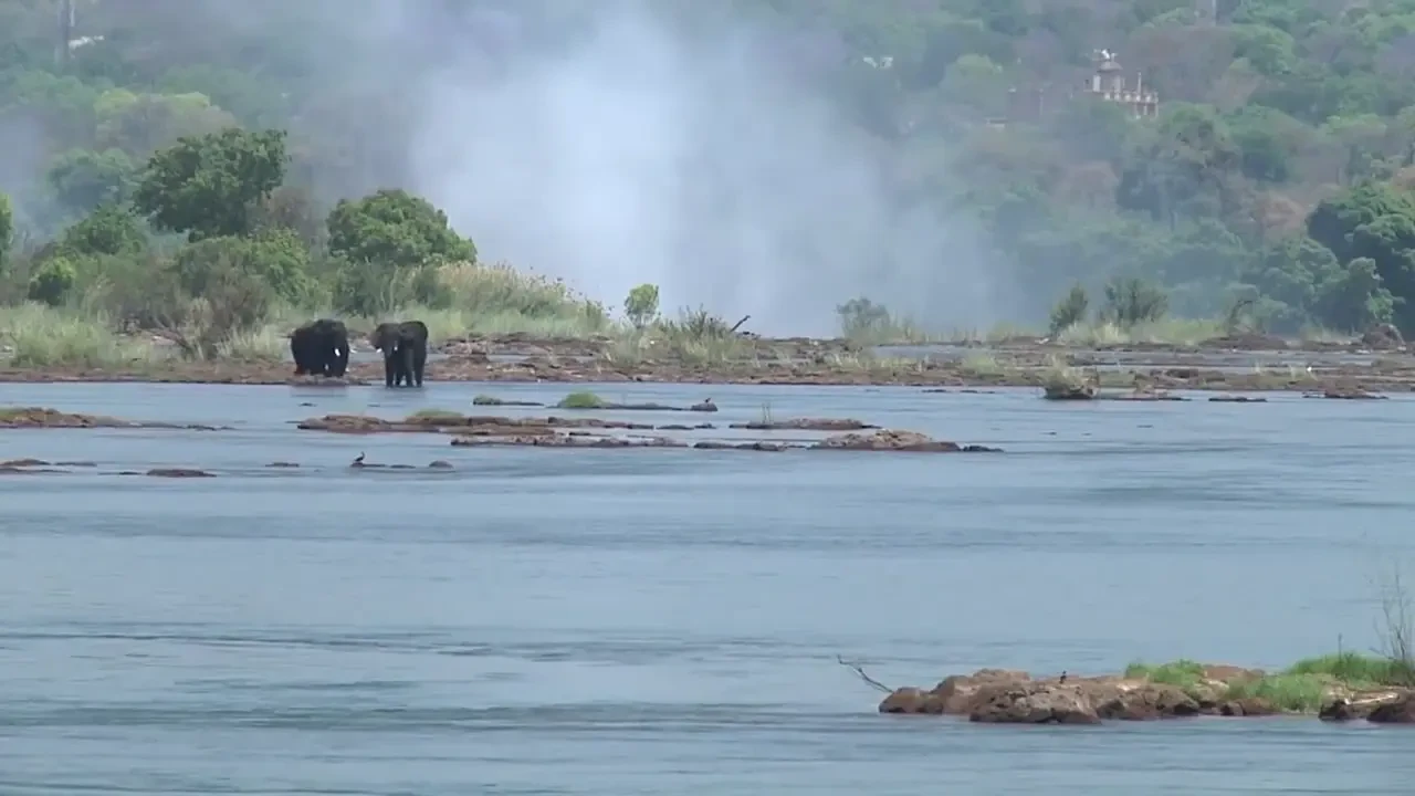 VIDEO: Oamenii astia sunt NEBUNI? Ti se taie picioarele instant! Inoata relaxat pe marginea cascadei de parca se balacesc in cada!