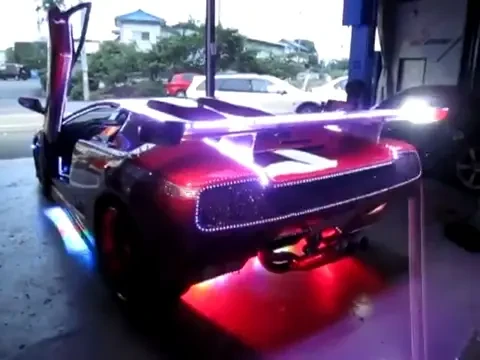 Numai Paris Hilton era in stare de asa ceva! COCALAR express: Un Lamborghini transformat intr-un pom de Craciun: VIDEO