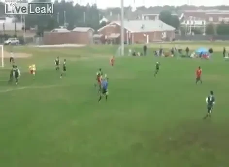 SUPER VIDEO: El poate castiga trofeul pentru cel mai PROST portar ! A degajat intr-un coechipier si mingea a sarit in poarta :)