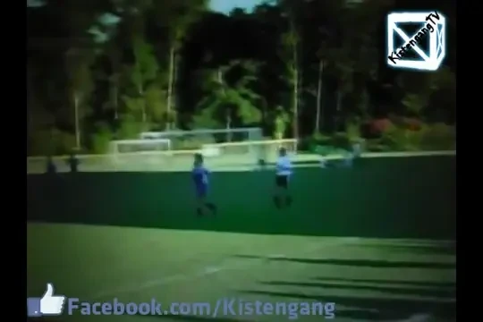 VIDEO EPIC: O portarita a facut FAZA ANULUI in fotbal: A uitat unde e poarta si a dat cu capul in bara :))